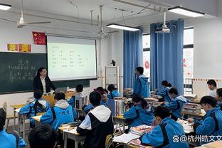 巴洛特利：我认为近年来最强前锋是本泽马 苏亚雷斯强于伊布